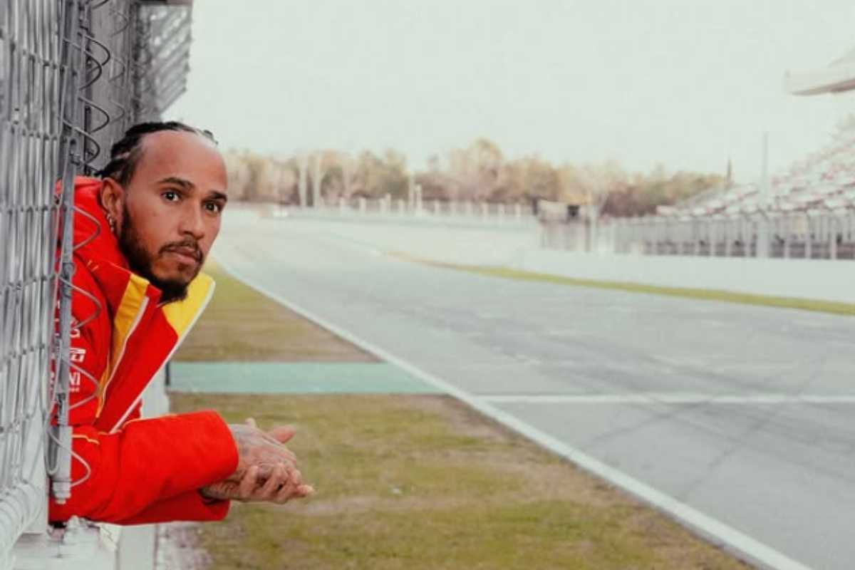 Hamilton guarda la pista